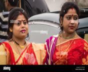 indian hindu married women dressed in traditional bengali outfits h75cxb.jpg from hindu wif