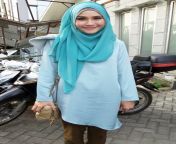 artis cantik zaskia adiameka istri dari hanung duda pakai jilbab biru model hijab.jpg from artis jilbab f