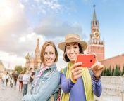 amigas pegando selfie na praça vermelha com torre kremlin ao fundo conceito de viagem rússia duas felizes 172782575.jpg from amigas de russia pegando