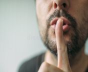 doigt sur des lèvres homme faisant des gestes shhh le signe 75207701.jpg from hand in chut