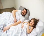 el papá y la hija se divierten en casa cama día del s padre 115413547.jpg from en cama el papa