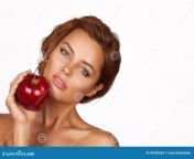 het jonge mooie sexy meisje met donker krullend haar naakte schouders en hals die grote rode appel houden om van de smaak te 43250564.jpg from mooiste naakte jonge jpg mooiste naakte jonge