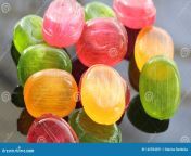 caramelo brilhante dos doces dispersado em um fundo escuro muitos coloridos close up 142594291.jpg from caramelo brilhante