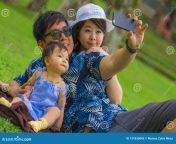 familia japonesa asiática cariñosa feliz joven con los padres y la hija dulce del bebé en el parque de ciudad así como padre 131836045.jpg from padre e hija japonesa sub español