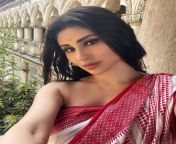mouni roy goes bold as she styles herself in white bengali saree without blouse see photos 736x920.jpg from white saree bangali nude