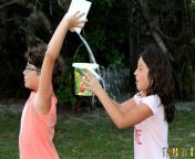 20 brincadeiras refrescantes para um dia quente passe a agua agua derramando do balde.jpg from brincando esculindo agua veranda