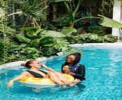 jovens amigas felizes passando o dia ensolarado na piscina do hotel com plantas exuberantes ao redor 274689 22777.jpg from passando de piscina amiga