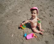 baby playing with beach toys sand 216950 170.jpg from jr bebe rajce ru