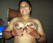 desi nude aunty showing big boobs pics 6.jpg from naked boobs of aunty