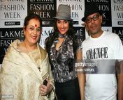 indian bollywood actress sonakshi sinha and her mother poonam sinha pose with indian designer jpgs612x612wgik20ccycdsvumysdgt1ypnfdwnl3qfxpgzjyfeb67btt910m from indian boliwood sex comsonakshi sinha xxx imagesima xxxà¦¬à¦¾à¦‚à¦²à¦¾à¦¦à§‡à¦¶à§€ à¦¨à¦¾à¦¯à¦¼à¦¿à¦•à¦¾ à¦¸à¦¾à¦¹à¦¾indian village outs
