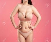 168824501 grosse femme aux gros seins dans un soutien gorge push up sur fond rose corps féminin en surpoids.jpg from grosse seins