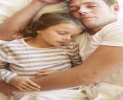 42251512 father and daughter sleeping in bed.jpg from dad sleeping daughter