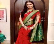 shraddha kapoor is a classic beauty in red and green saree as she brings home bappa 1.jpg from sardha kapor sare hot sexi photo