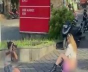 tangkapan layar video yang memperlihatkan dua perempuan wna tengah melakukan sesi pemotretan.jpg from yogyakarta cewek bugil baru alien