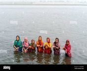 hindu women offer prayers to hindu god after ritual bath in holy yamuna river in vrindavan uttar pradesh india 2c5ndmm.jpg from bathroom in yamuna nadiwomen mmm com all heroen xxxhi school xxx