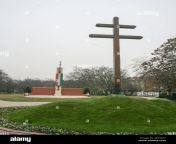hungarian double cross also called kettos kereszt in front of a monument in gyor dedicated to the ethnic greater hungary and against the 1919 trian 2ey936t.jpg from kettos