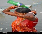 kolkata india 14th nov 2018 hindu devotees taking holy bath at baje kadamtala ghat of riverbank of the ganges or river hooghly to perform usha arghya and paran or morning offerings to the sun god at the last day of the multi day annual hindu chhath festival regarded mainly by the people of indian states of bihar chhattisgarh jharkhand madhya pradesh odisha rajasthan uttarkhand uttar pradesh west bengal and madhesh region of nepal etc credit biswarup gangulyalamy live news r1rcgf.jpg from bhabibath