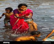 indian woman bathing his son at tungabhadra river hampi karnataka india w20kh0.jpg from indian real mom son bath sex xxx shakeela mail