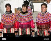 inuit frauen tragen traditionelle gronlandische tracht oder kalaallisuut in ilulissat auf gronland b31n4w.jpg from kalaallit inuit greenland