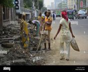 dhaka bangladesch 16 mai 2017 bangladeshi arbeiter arbeiten auf strassenreparatur in der hauptstadt dhaka bangladesh am 16 mai 2017 credit mamunur rashidalamy live nachrichten j5661a.jpg from 2014 2017 new bangladeshi xxx sex videoায়িকা মাহিà