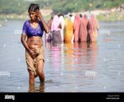 rituelle baden in den gewassern wahrend baneshwar mela hry3c9.jpg from desi granny bathing