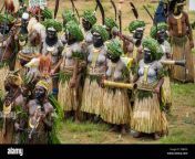 papua nueva guinea la provincia de enga enga tribu enga show region wabag wabag show de arena con bailarines vestidos de sing sing baile tradicional t8b9f0.jpg from dev koel xxx esra ÃÂÃÂengÃÂÃÂ¼nalp