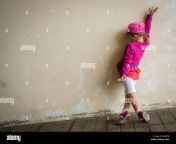 pequena nina de cuatro anos practicando su baile de la salsa se mueve fuera de un edificio ruinoso gjerp6.jpg from niña mueve toto