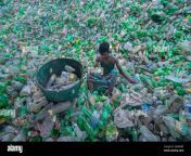 noakhali chittagong bangladesh 4 de abril de 2022 noakhali chittagong bangladesh un trabajador esta clasificando botellas de plastico usadas en una fabrica de reciclaje en noakhali bangladesh las botellas de plastico utilizadas para empaquetar el agua tardan mas de 1000 anos en biodegradarse y si se incineran producir gases toxicos los residuos plasticos flotantes que pueden sobrevivir durante miles de anos en el agua sirven como mini dispositivos de transporte para especies invasoras perturbando habitats el plastico enterrado en las profundidades de los vertederos puede lixiviar sustancias quimicas daninas que se propagan a las aguas subterraneas credito zuma press inc alamy live news 2j2wmbt.jpg from www bd noakhali s i collage xxx pic com ময়ূরী sex photo