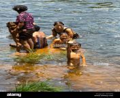 la population locale de prendre un bain dans la riviere a l teuk chhou rapids dans la province de kampot cambodge d9thpd.jpg from cambodian swimming