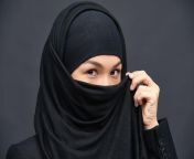 212902 674x450 holding chador over face.jpg from chador